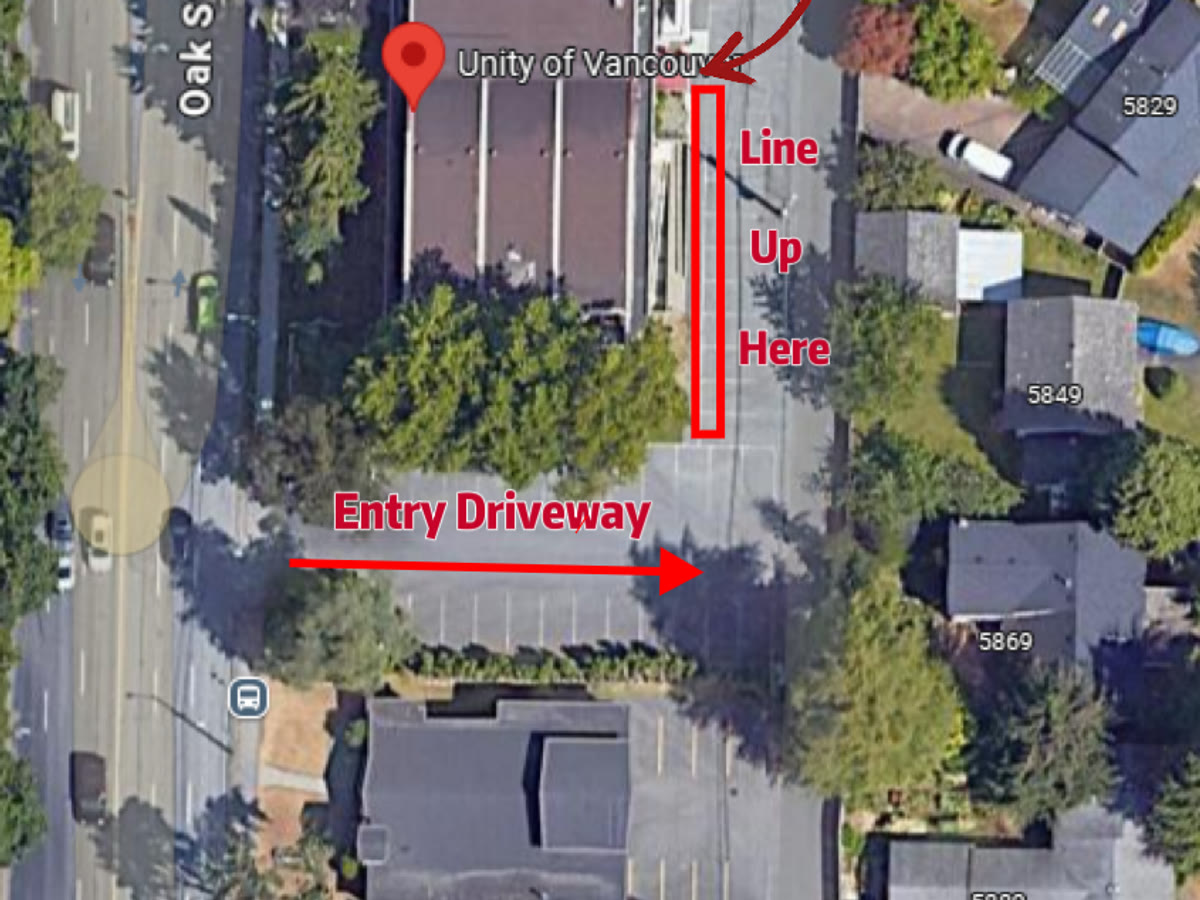 分考场(5840 Oak St):从 Oak 街的车道进入,在建筑物后方排队